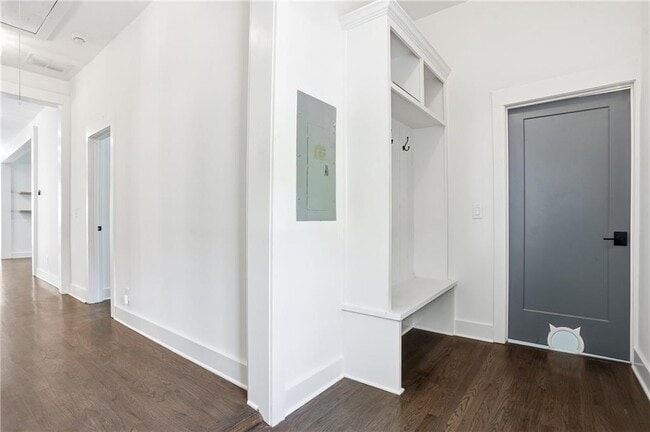 Building Photo - 1025 Oak St SW