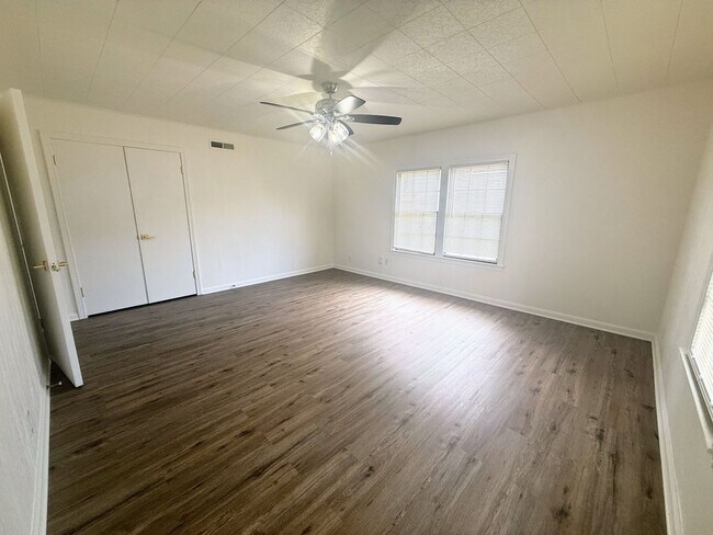 Building Photo - Cozy 3 bedroom, 2 bathroom home in Lake Charles