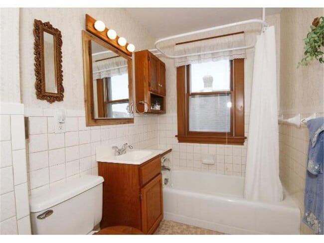 Building Photo - 4 Bedroom 1 Bath Adorable Home in St. Paul