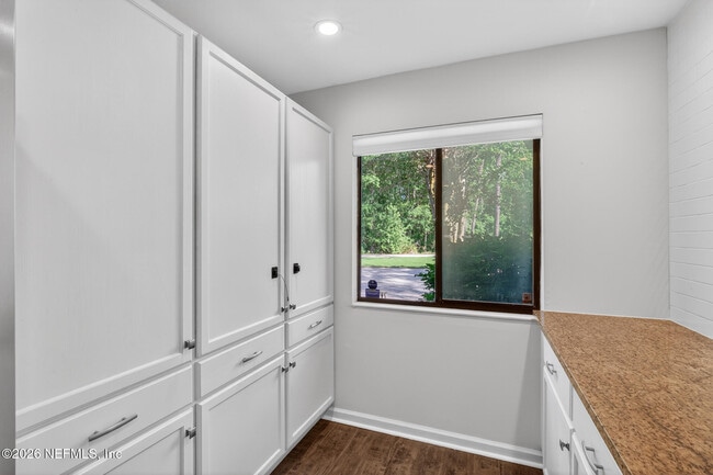 Building Photo - 7701 Baymeadows Cir W