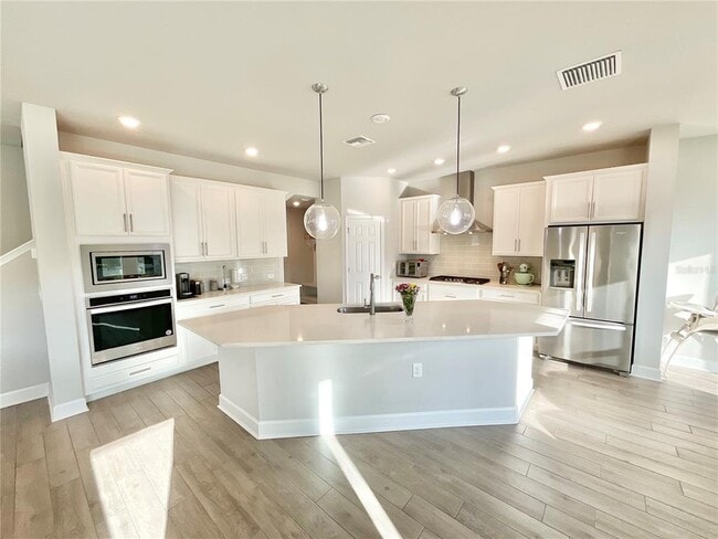 Building Photo - 15255 Caravan Ave