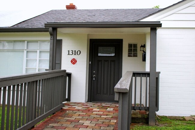 Primary Photo - Spacious 4 Bedrooms and 2.5 bath FULLY REN...
