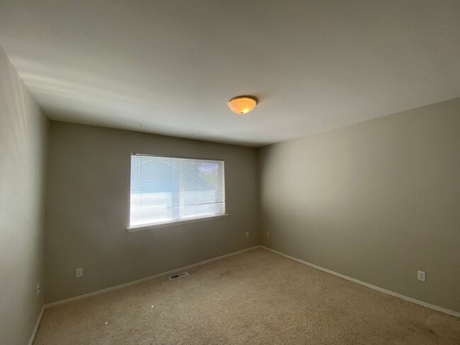 Building Photo - Spacious 2 Bedroom + office! Large yard!  ...