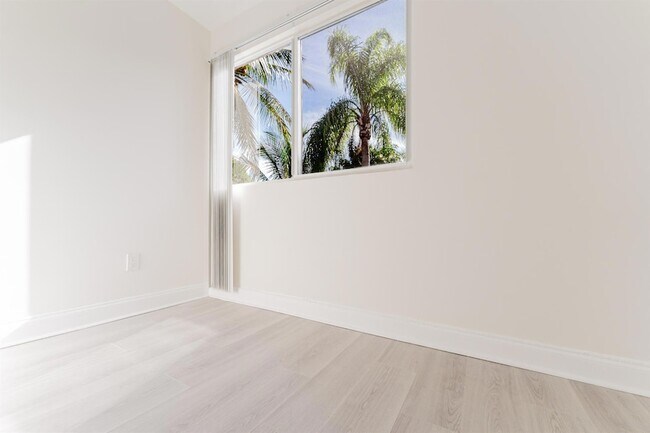 Building Photo - 302 NE 36th St