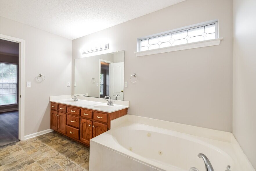Building Photo - 2829 Russum Dr