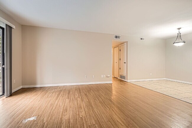 Building Photo - Spacious 1,177 sq ft 3-Bed / 2-Bath Condo ...