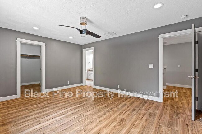 Building Photo - 6018 N Silver Maple Ave