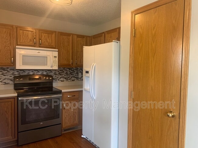 Building Photo - 402 SE Orchid St