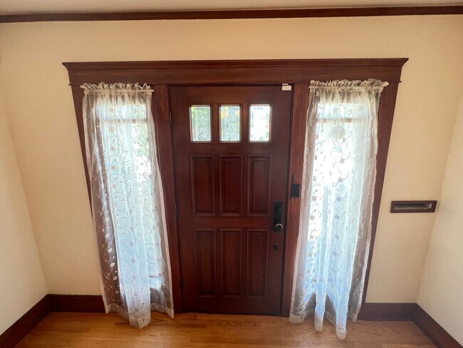 Building Photo - Fabulous 4 Bed 2 Bath One Story Craftsman ...