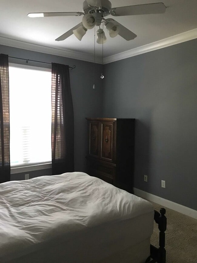 Building Photo - Spacious condo