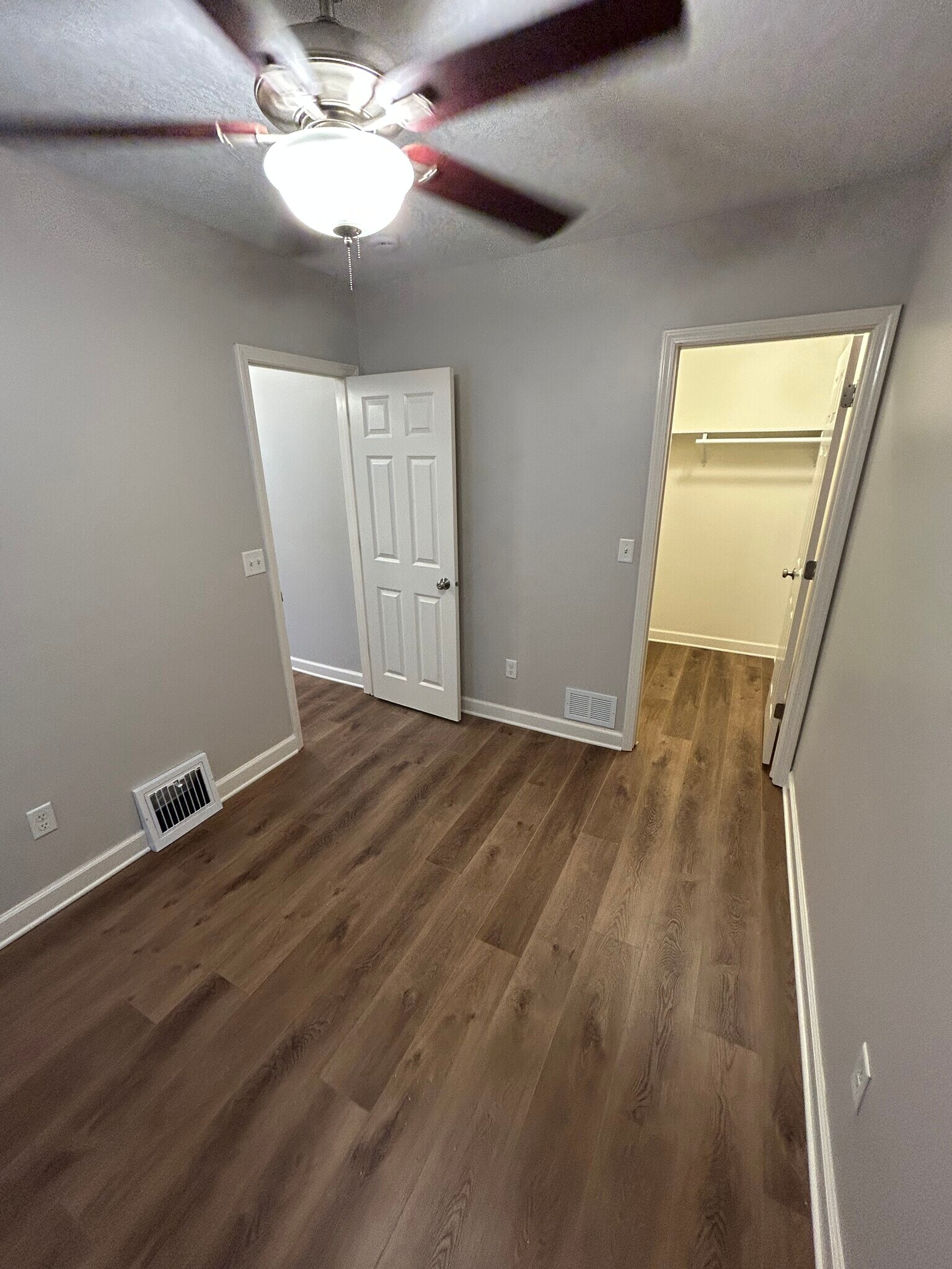 10x11 bedroom with walk-in closet - 950 29th Ave NE