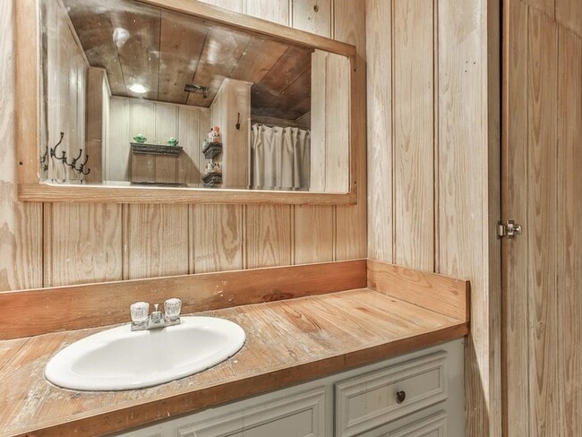 Building Photo - 509 E Luhn St