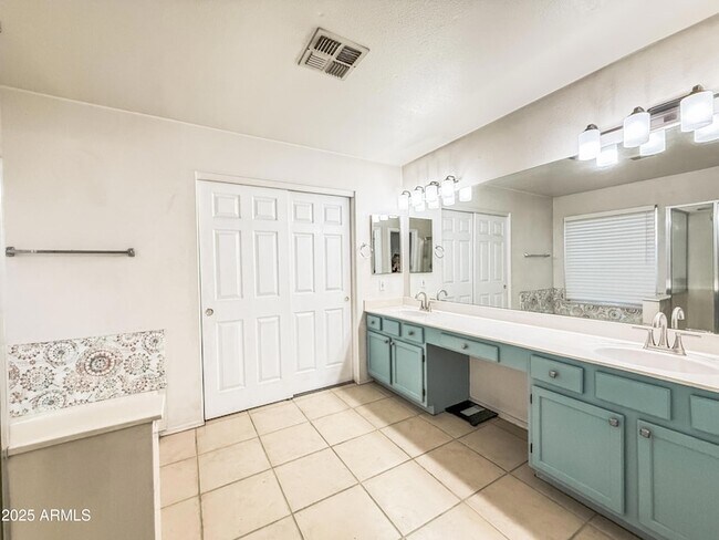 Building Photo - 5057 E Delta Ave