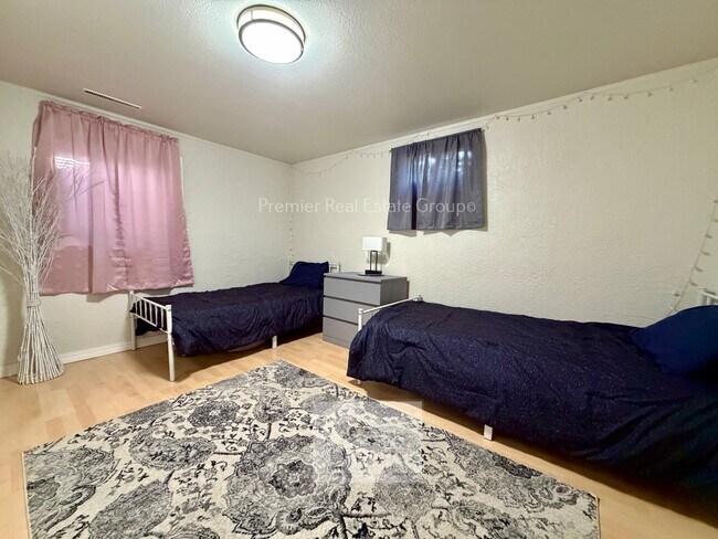 Building Photo - 1122 Pike Dr