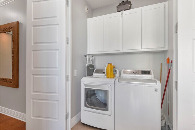 Building Photo - 801 E Beach Dr