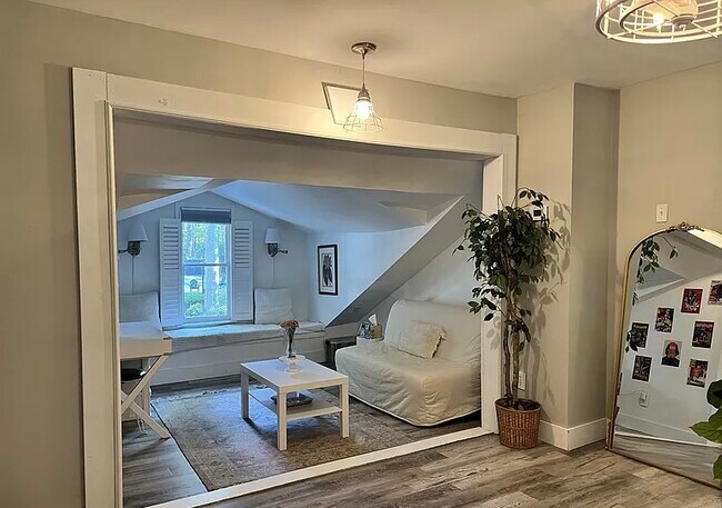 Building Photo - 561 Russell Rd