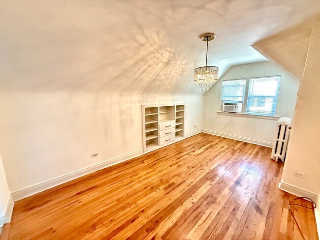 Building Photo - Top floor Studio Apartment in Capitol Hill! Available NOW!