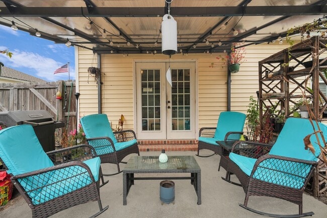 Building Photo - Charming 3BR Home in Richmond Hill with Pond View & Great Location!