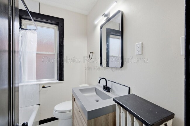Building Photo - 5055 Lindenwood Ave