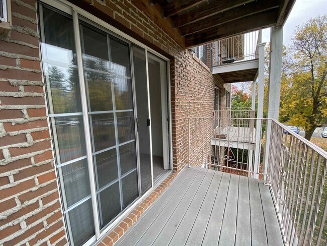 Building Photo - 385 Huse Rd