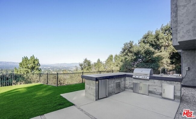 Building Photo - 15851 Mulholland Pl