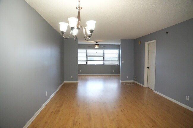 Building Photo - 4640 Lucerne Lakes Blvd W