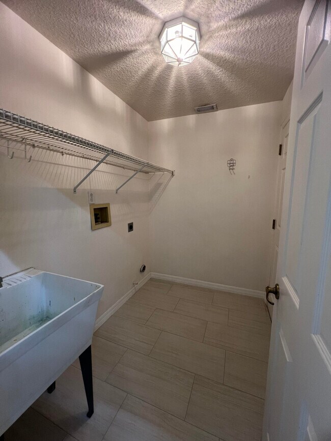 Building Photo - 1851 Abbeyridge Dr