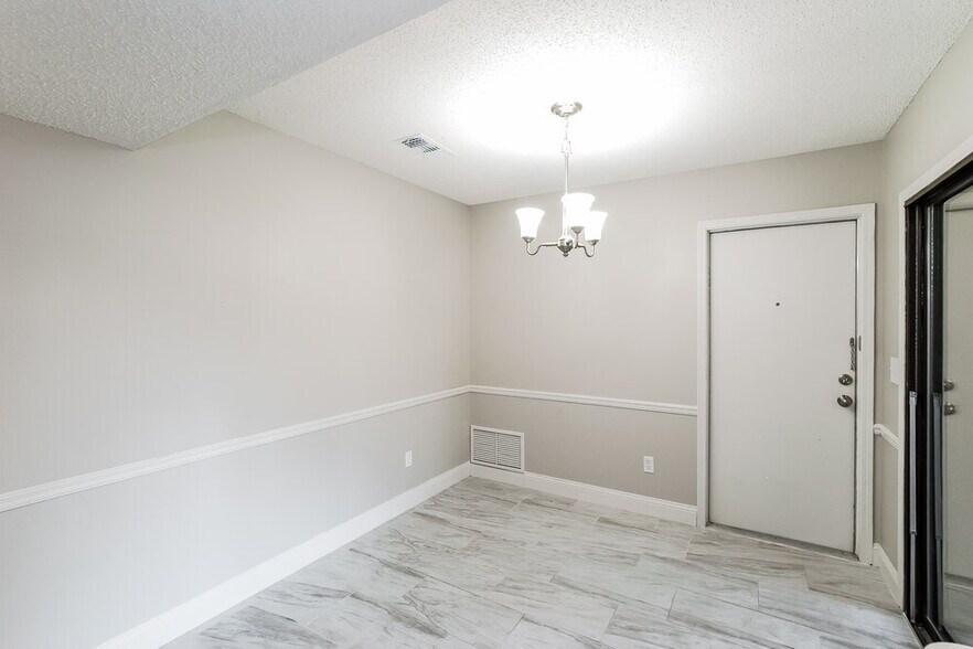 Building Photo - 6173 Island Forest Dr