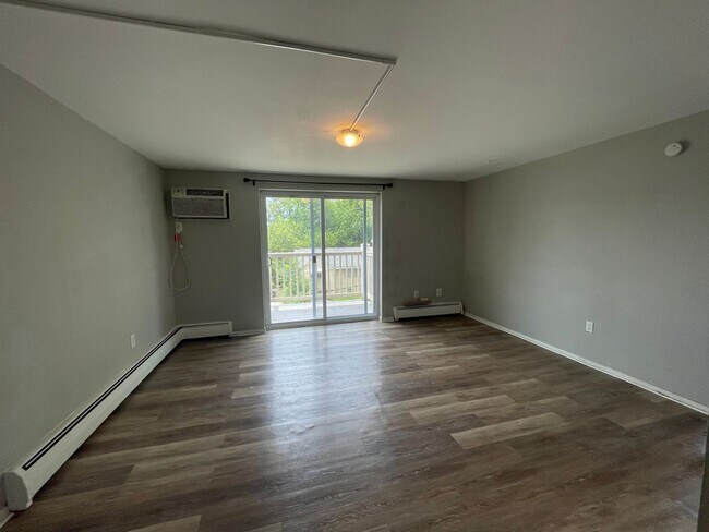 Building Photo - Renovated 2 Bedroom in Bellevue with Priva...