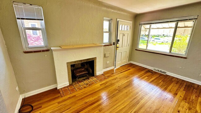 Building Photo - Lovely Mid Century 2 Bed 1 Bath Courtyard ...