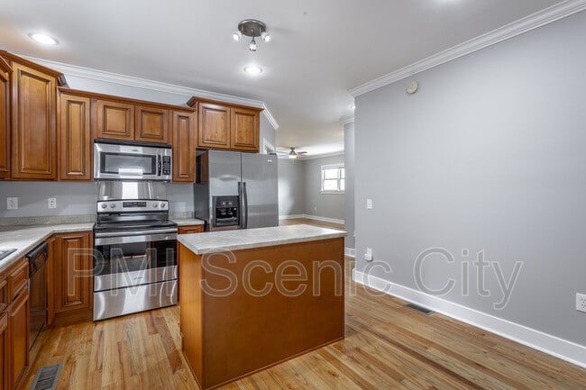 Building Photo - 513 Lytle St