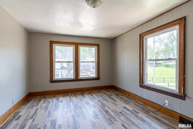 Building Photo - 1527 8th Ave