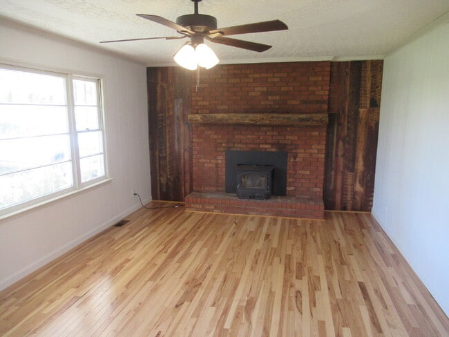 Building Photo - Charming 3-Bedroom Brick Home for Rent on the West Side of Lincolnton!