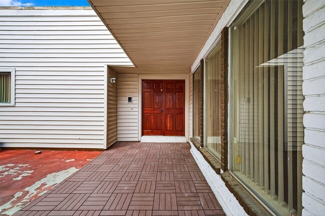 Building Photo - 2042 Hilton Head Dr