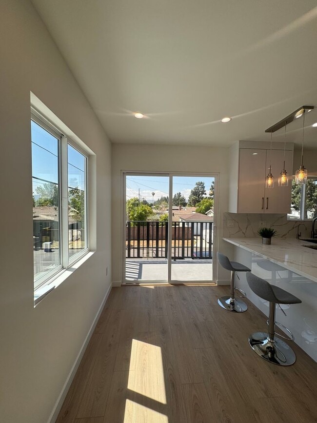 Building Photo - Spacious 1000 Sq. Ft. Second-Floor Back AD...