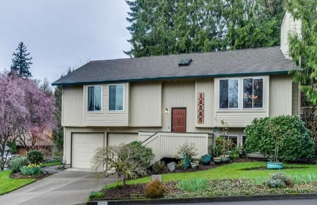 Primary Photo - Large 4 Bedroom Home Close to Cook Family ...