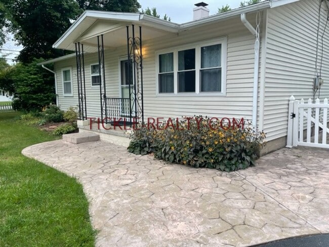 Building Photo - 3 Bedroom Ranch - Huge Garage - Fenced Yard