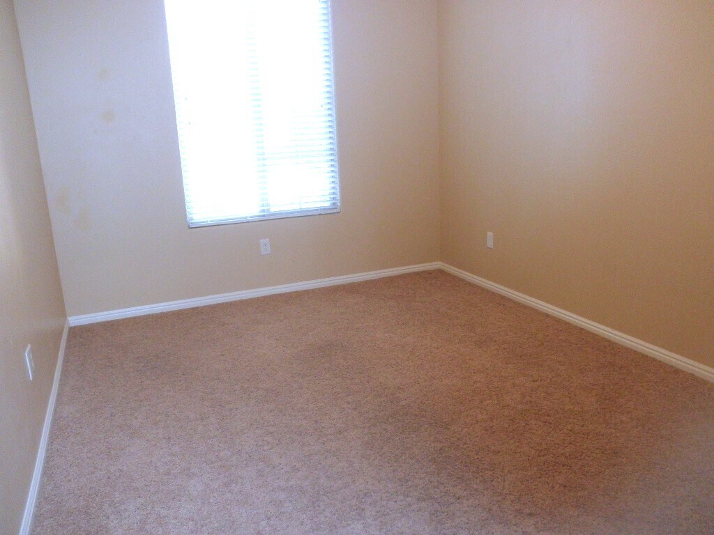 Building Photo - 1220 N Spring Valley Dr