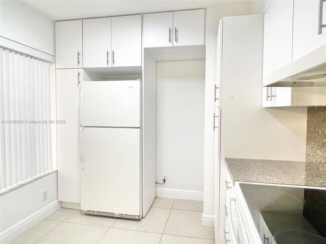 Building Photo - 9420 SW 140th Ct