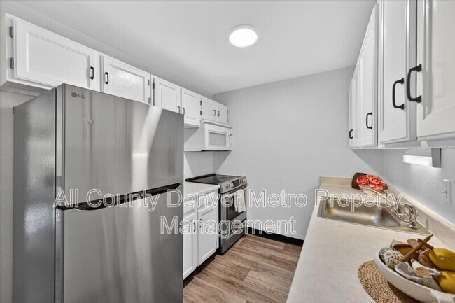 Building Photo - 1400 Golden Cir