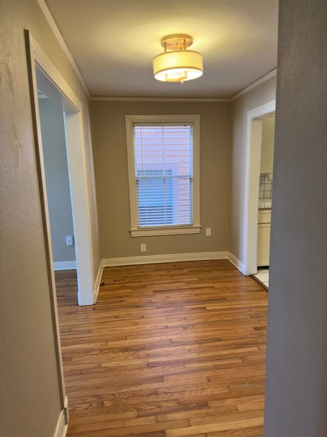 Building Photo - 906 N 6th St