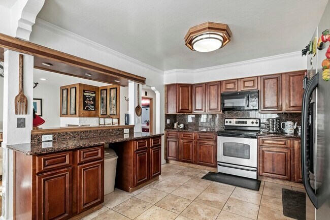Building Photo - 611 Blanken Ave