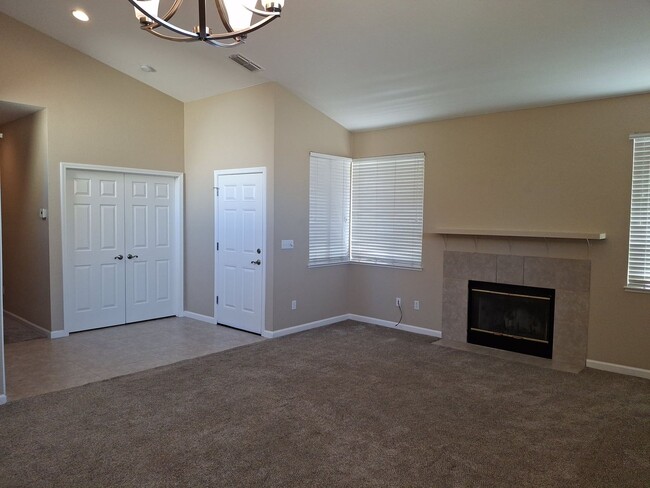 Building Photo - Central Roseville - Single Story 3 bedroom...