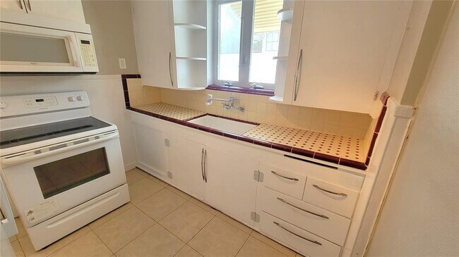 Building Photo - 520 11th Ave N