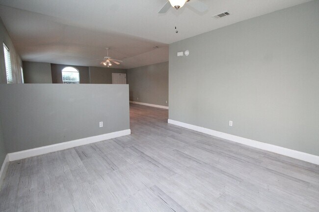 Building Photo - Southwest Pensacola 3BD/2BA with Fenced Ya...