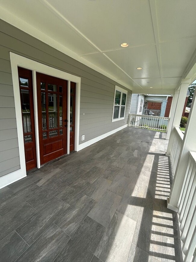 Building Photo - Newly Renovated Spacious 3 Bedroom w/ Full Appliance Package