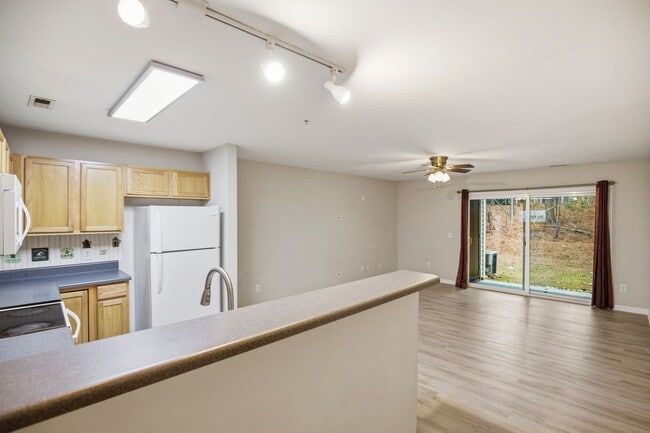 Building Photo - 3 Bedroom 2 Bath