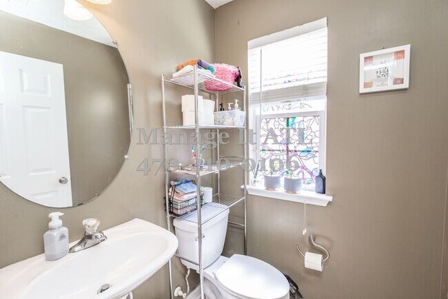 Building Photo - Charming 4-Bedroom Home for Rent in Prime ...