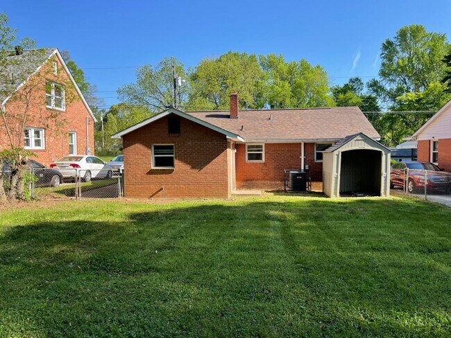 Building Photo - Adorable 3 bedroom 2 bath Ranch style home...