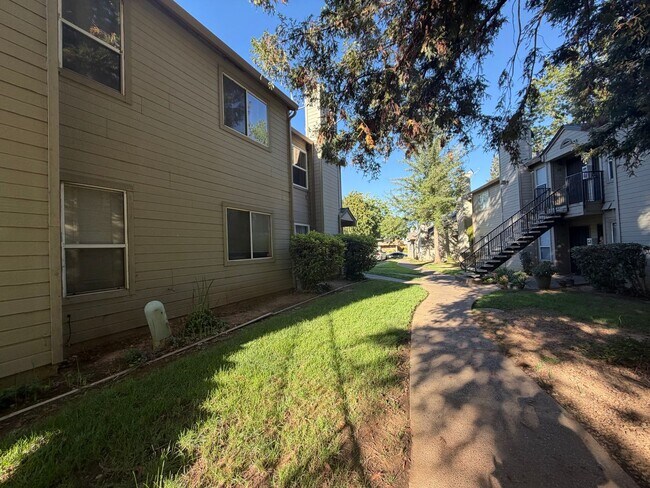 Building Photo - Beautiful 2 bedroom 1 bath Available today! Apply today!